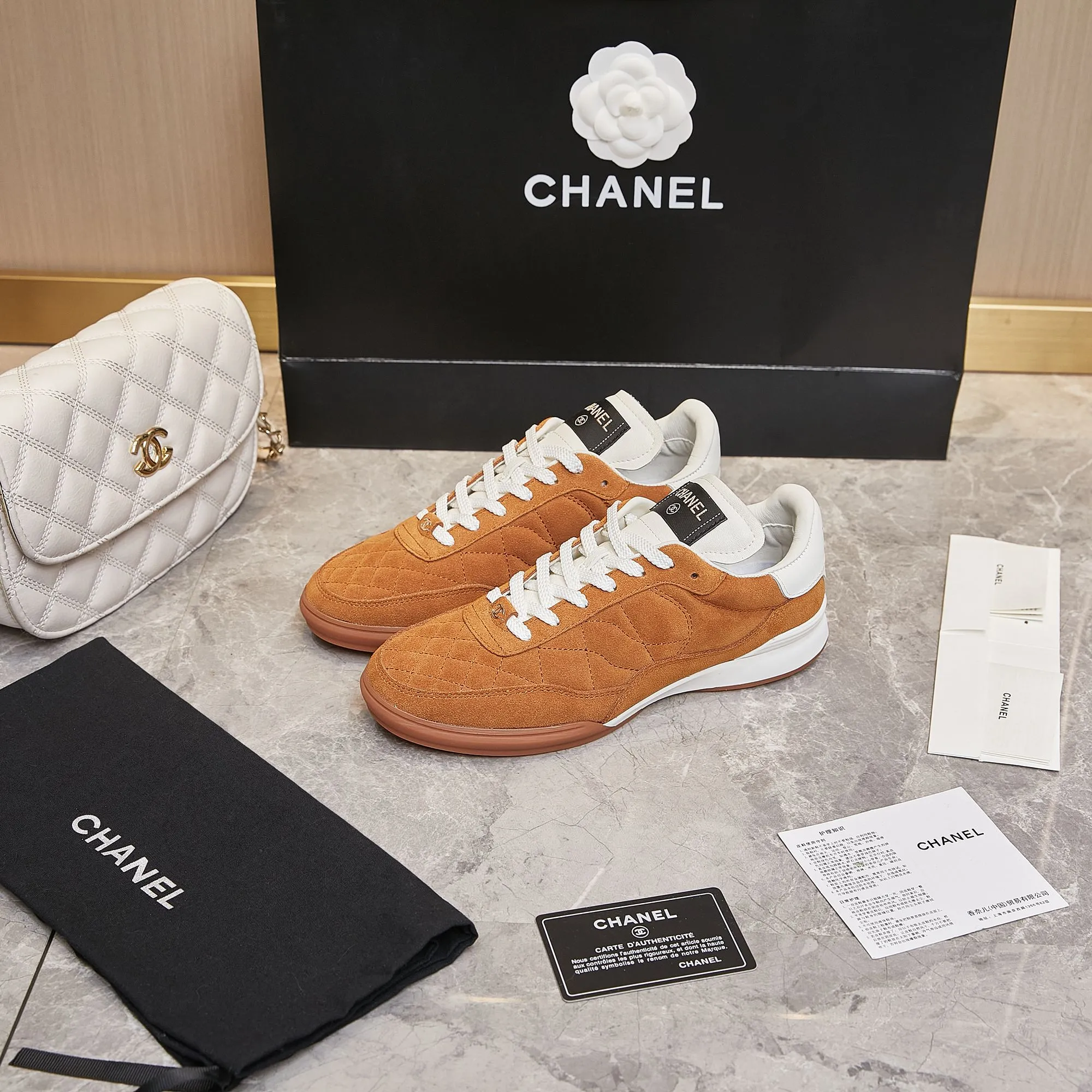 👟👟Ex-factory price 560👟👟 Chanel Chanel - 2024 counter top casual sports shoes This classic design; the upper is electro-embroidered with a variety of techniques; the outsole is fashionable and sporty; it is unusual to incorporate a variety of color matching elements... The diversified mix and match is very beautiful and versatile, casual, fashionable, sports and outdoor can be taken into account... ꫛꫀꪝ Go➫ Material: ❶Upper is made of: Original imported mixed-breed sheep ❷Inside made of: original imported breathable sheepskin ❸Outsole based on: original TPU outsole Full set of boutique packaging for women 35–41